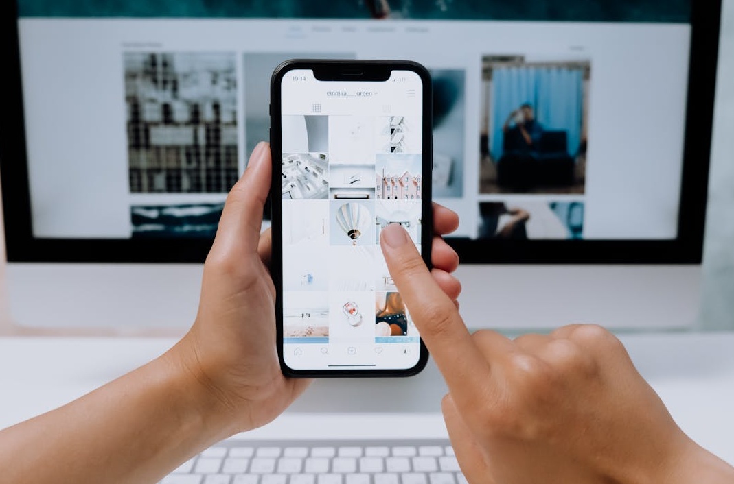 人们在社交媒体上进行互动和交流