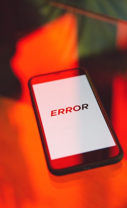 一个人在电脑前精心创作内容，强调内容创作的重要性