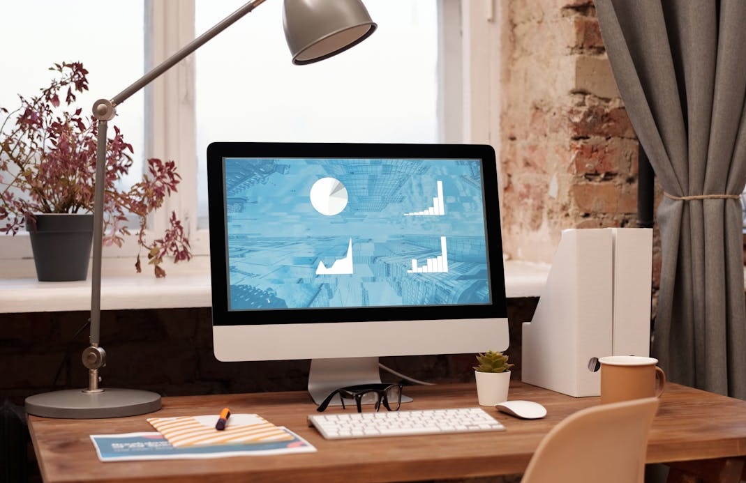 团队成员围绕着一个充满创意和数据的白板进行讨论，象征着进阶策略