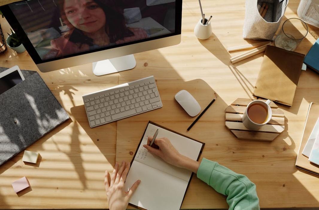 用户在浏览一个拥有大量粉丝的Facebook主页，体现了强大的社会认同感