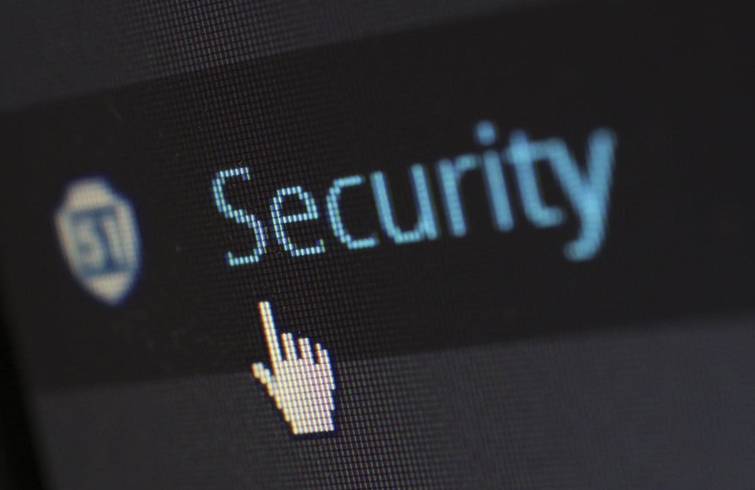 代表网络安全的盾牌和锁的图像，象征选择安全的IG点赞服务