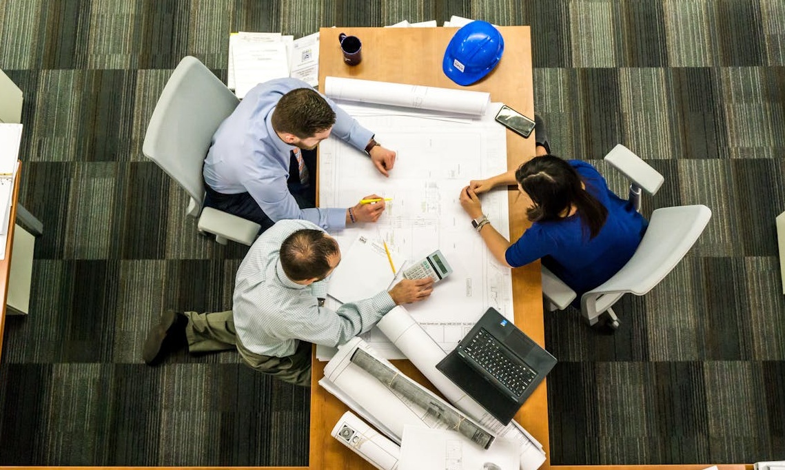 一个团队在分析社交媒体数据增长