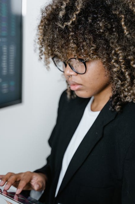 象征品牌通过策略实现流量增长的图表