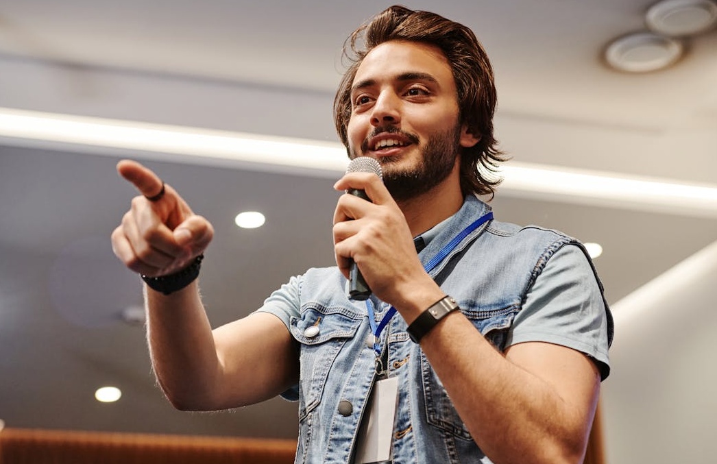 代表2025年AI技术驱动的未来社交媒体界面