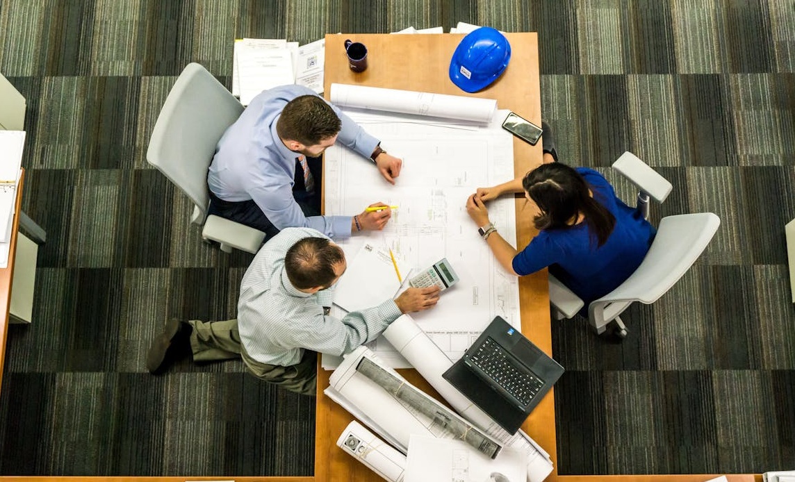 一名分析师正在查看屏幕上的社交媒体增长图表