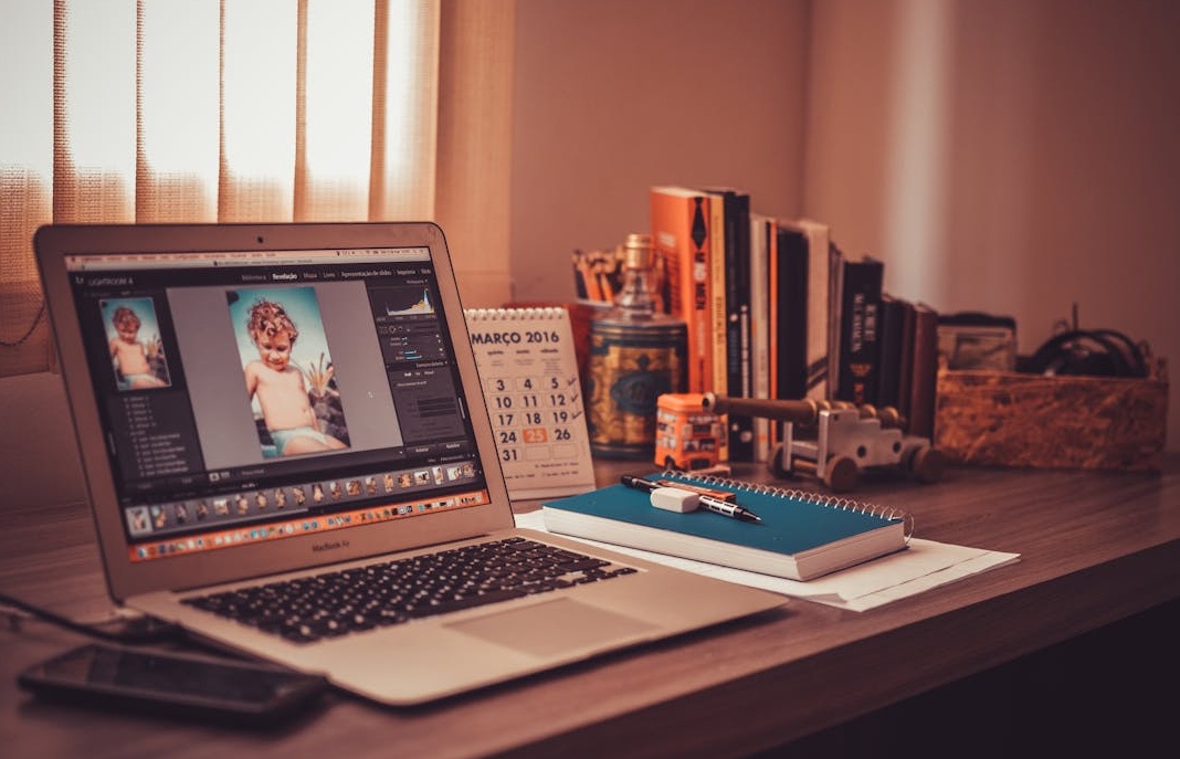 一个带有安全锁标志的电脑屏幕，象征着网络安全和隐私保护