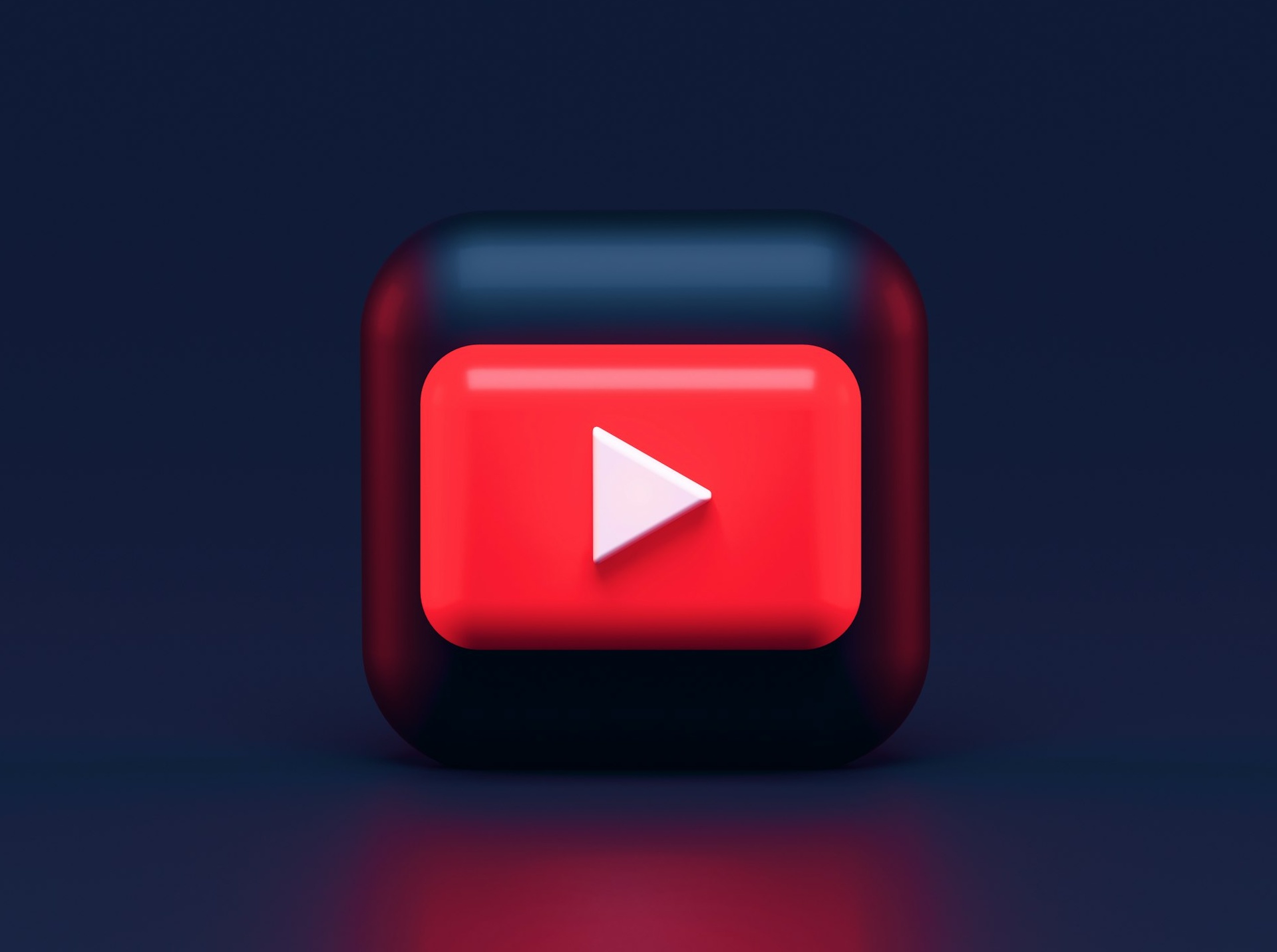手机上展示的YouTube视频评论区