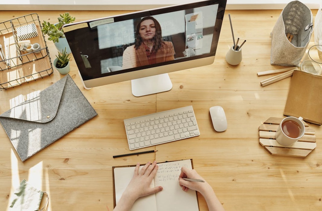 一位充满信心的YouTube创作者对着镜头微笑，象征着频道的成功