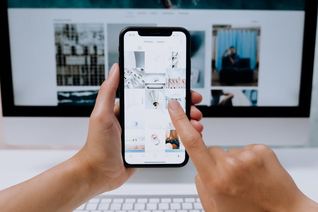 用户在手机上浏览TikTok内容