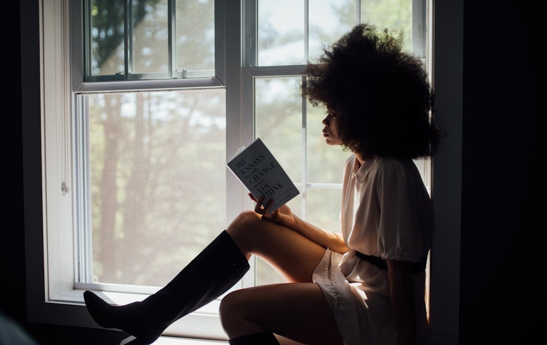 女性网红在直播中与粉丝互动