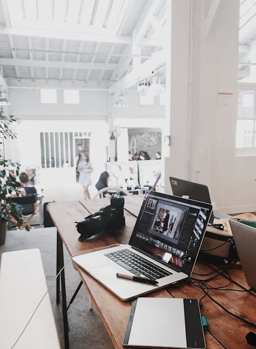 用户在手机上浏览推特信息流，看到高浏览量的推文