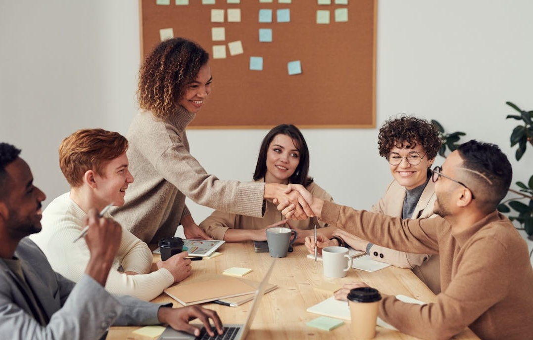 营销团队正在制定推特推广策略