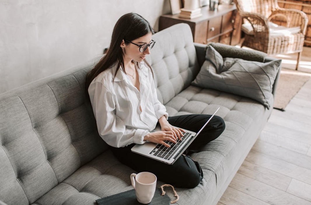 一名创作者正在分析TK数据增长图表