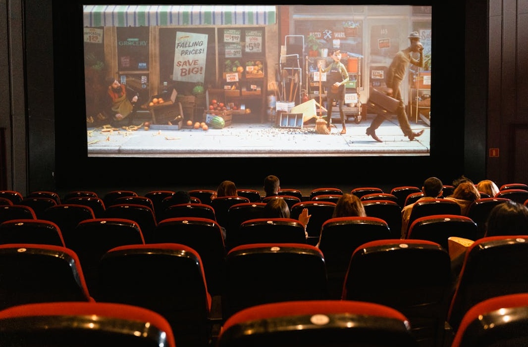 手机屏幕上显示的TikTok For You推荐页面