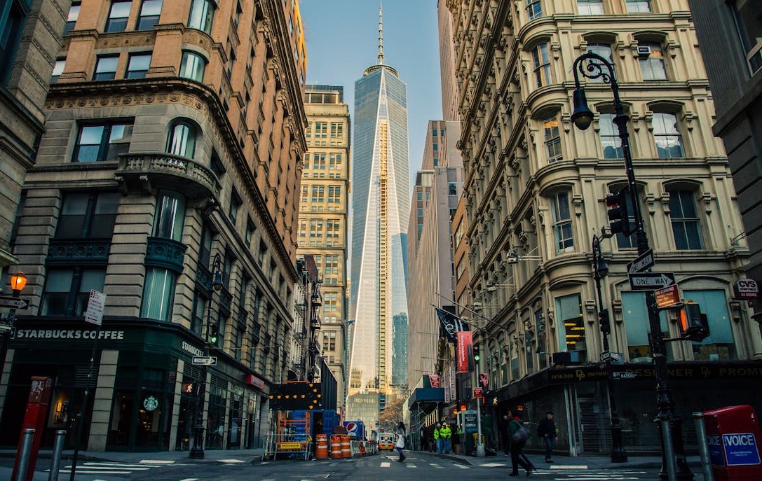 一个人在笔记本电脑前制定周密的增长策略计划