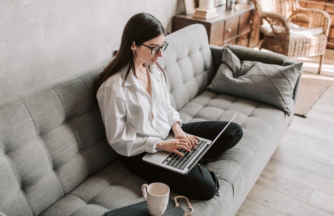 2025年用户在手机上浏览Instagram视频