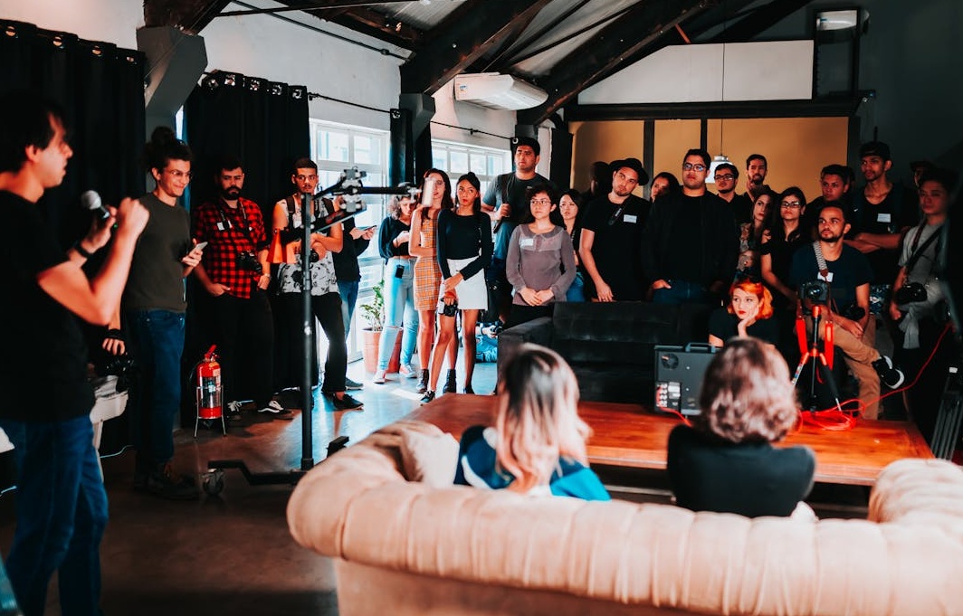 一群人聚集在一起观看屏幕,体现了社交认同的力量