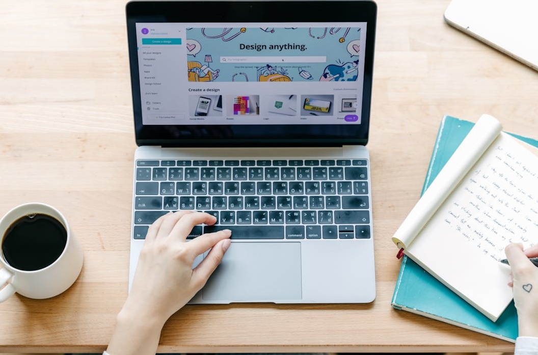 YouTube创作者在笔记本电脑上分析视频数据增长图表