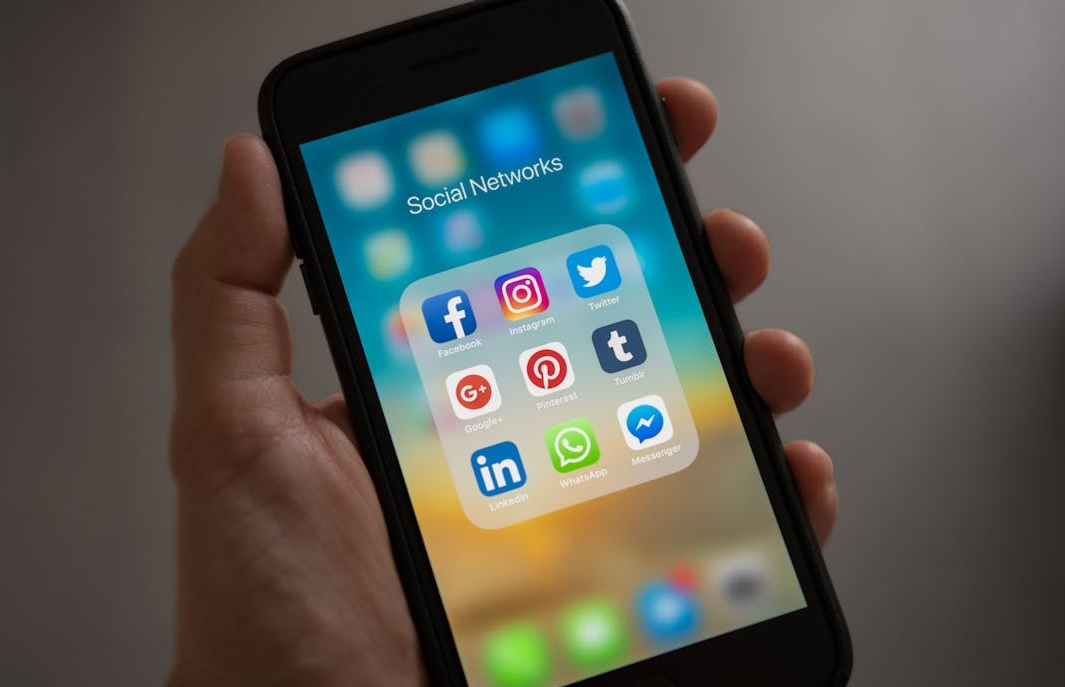 智能手机屏幕上显示的YouTube点赞按钮,象征着用户互动