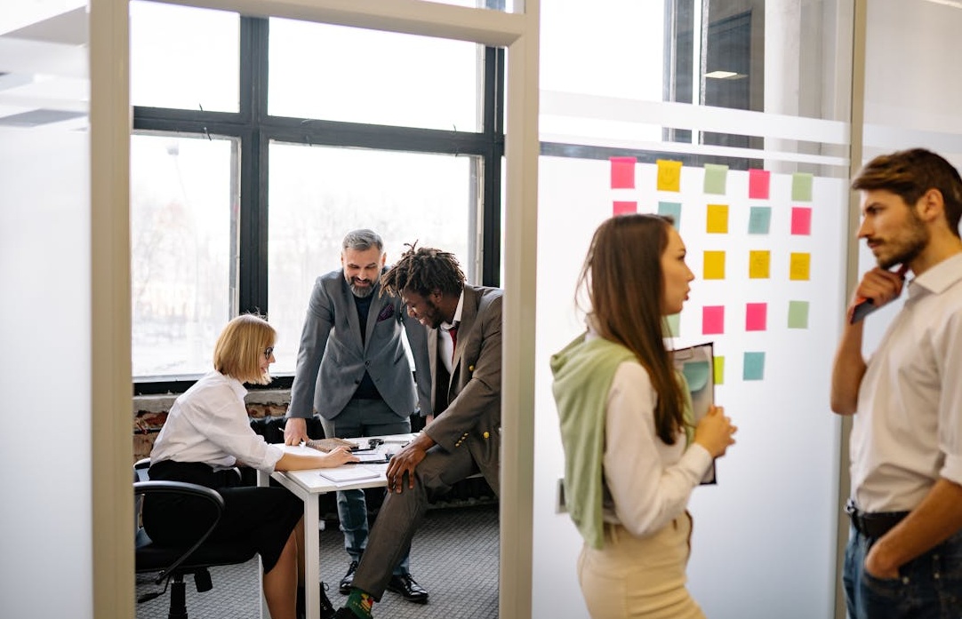 一位YouTube内容创作者正在专业设备前录制视频