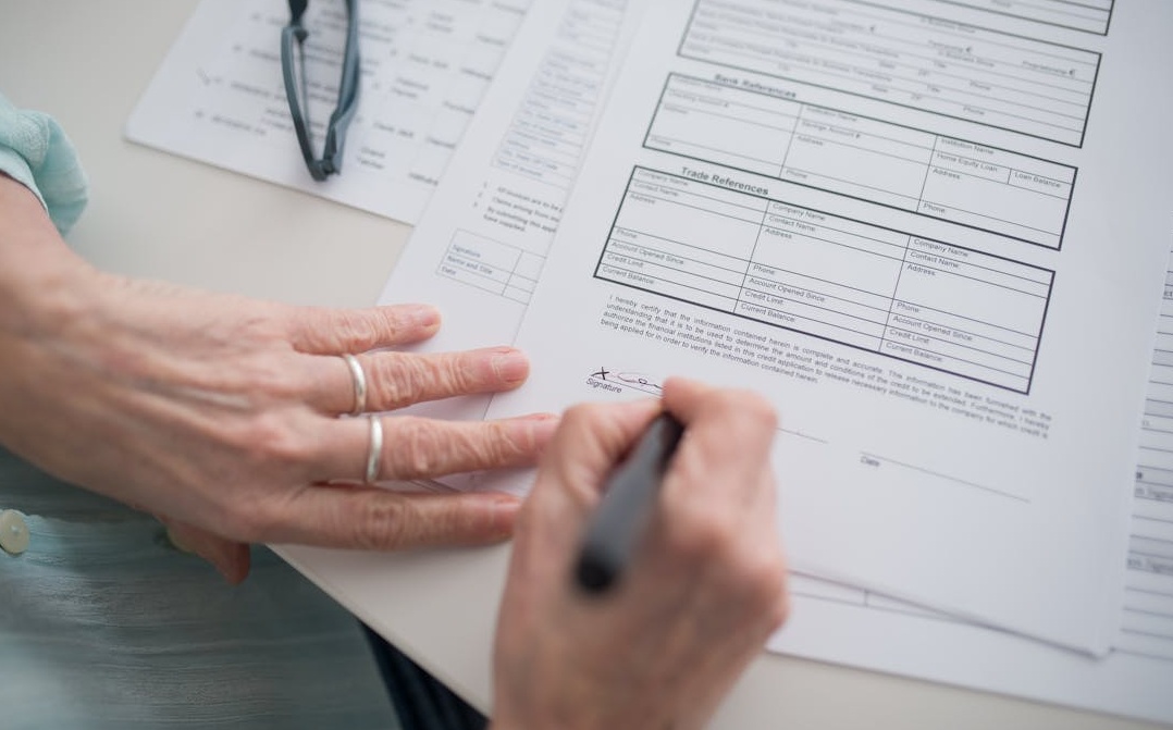 一部手机屏幕上显示着高浏览量的TikTok视频界面