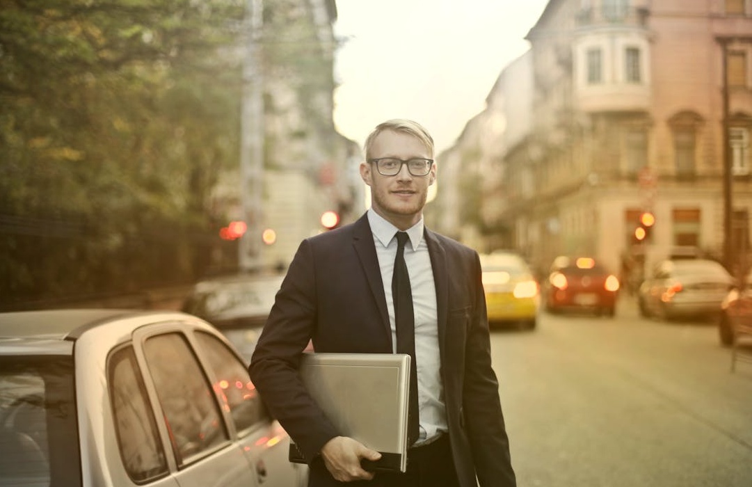 一位创作者在选择合适的TikTok推广服务