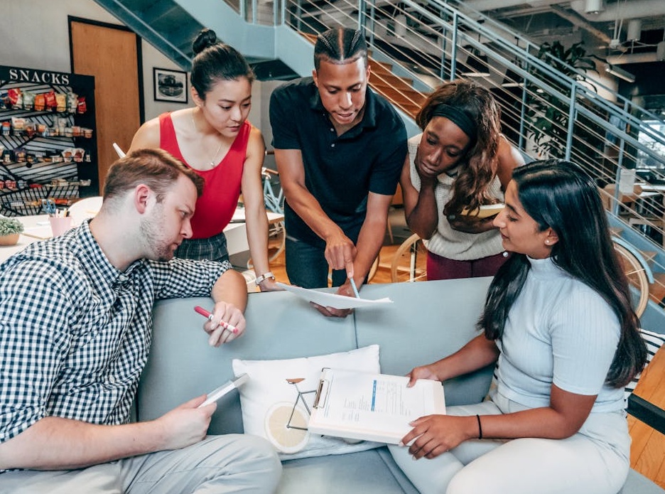 Facebook视频在众多设备上播放，显示其广泛的覆盖范围