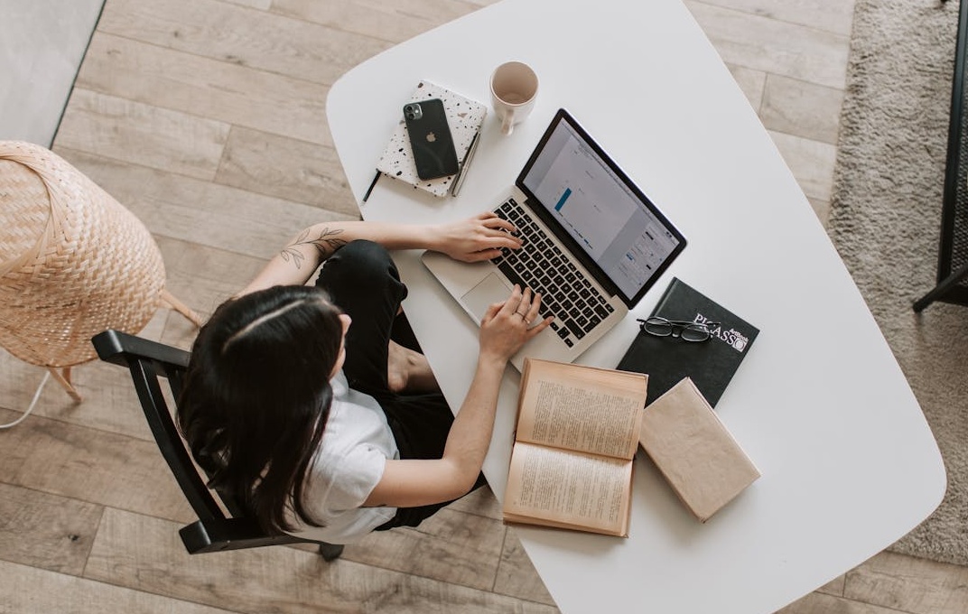 一位营销专家正在手机上查看Facebook视频的表现