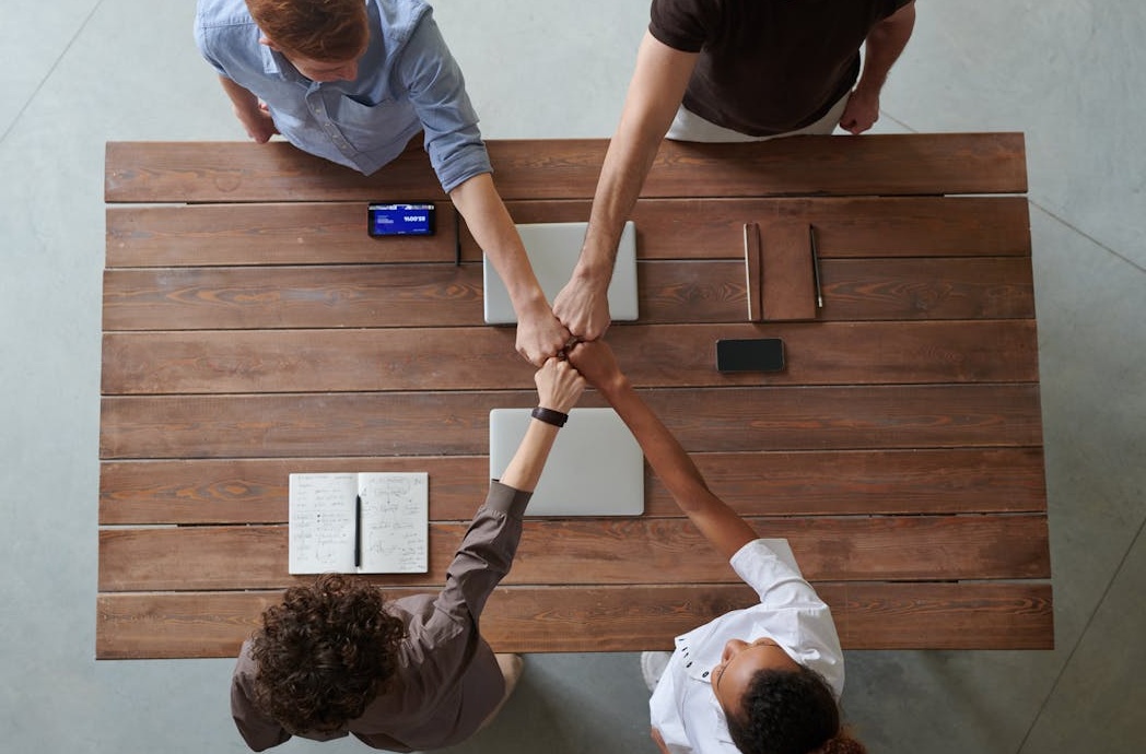 一个团队在讨论如何通过购买Facebook浏览量来提升营销效果