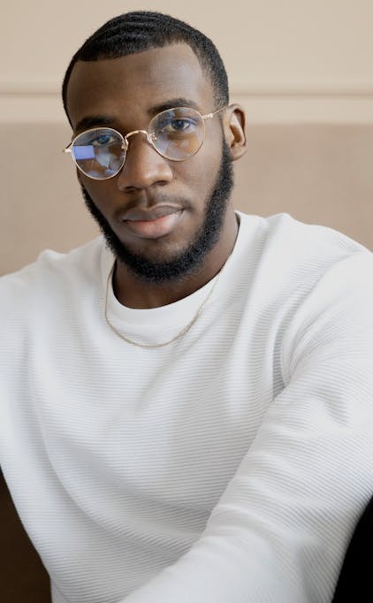 一个显示数据增长的图表，象征着脸书浏览量的提升