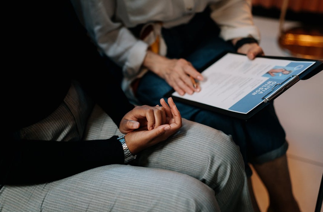 一个概念图，锁和钥匙代表着解锁Facebook算法的秘密