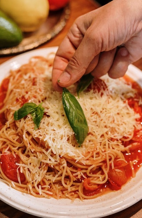 一位女性在2025年使用手机浏览Instagram Reels，屏幕上显示着高观看量的视频