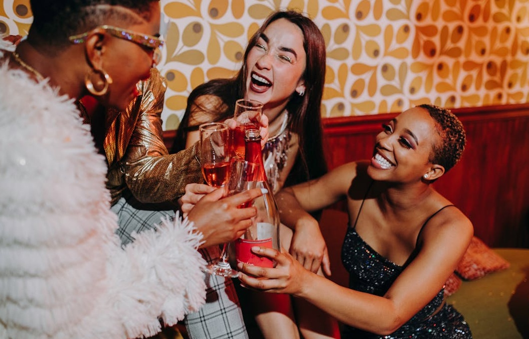 一个人在电脑前分析数据图表，象征着策略性地选择和控制IG刷浏览量的交付过程