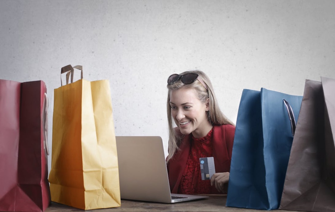 一位时尚博主在展示服装，周围有许多代表观看和点赞的图标，象征着成功的社交媒体营销