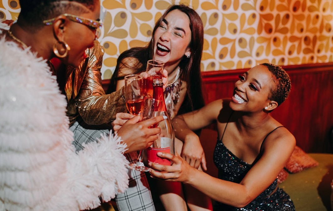 一名分析师正在查看平板电脑上的Facebook增长数据图表