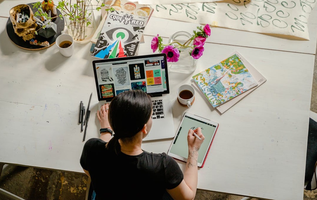 一个人在工作台上使用笔记本电脑进行安全的在线支付