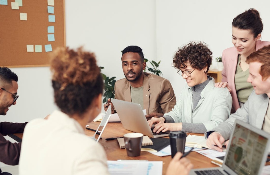 一个团队在会议室里讨论社交媒体营销战略