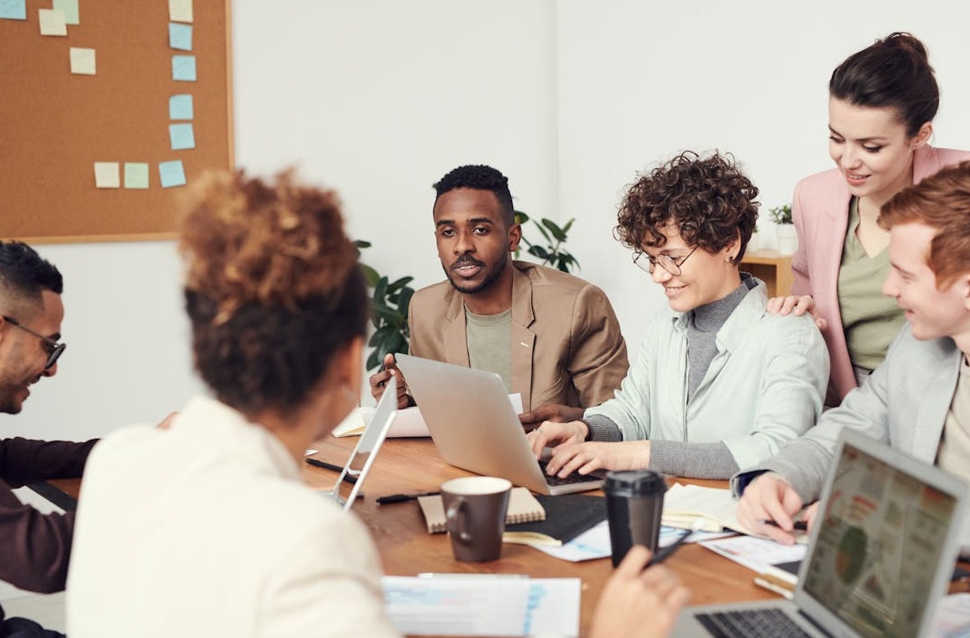 团队在电脑前分析数据，选择最佳营销策略