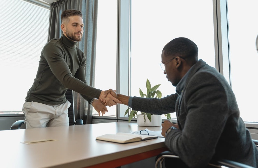 火箭发射升空，象征着品牌通过成功的营销策略实现快速增长