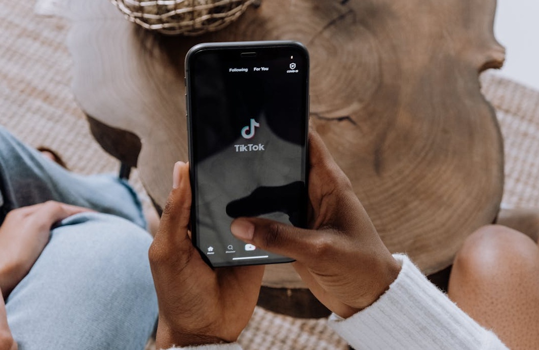 一部展示TikTok视频高浏览量的智能手机