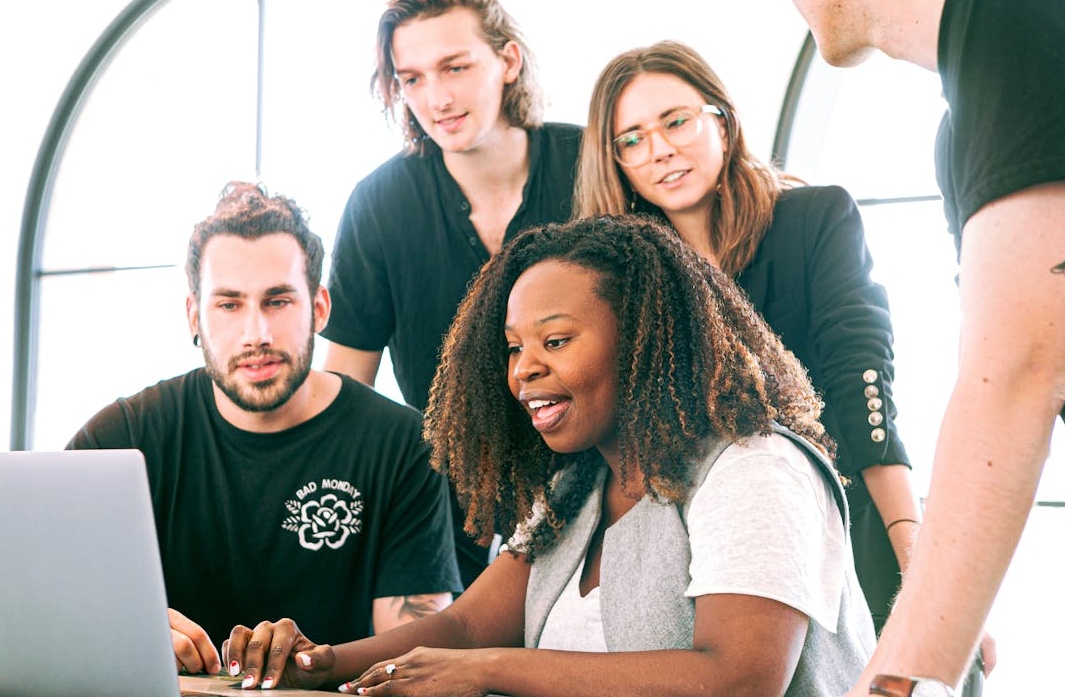 用户因社交证明效应而被热门TikTok视频吸引