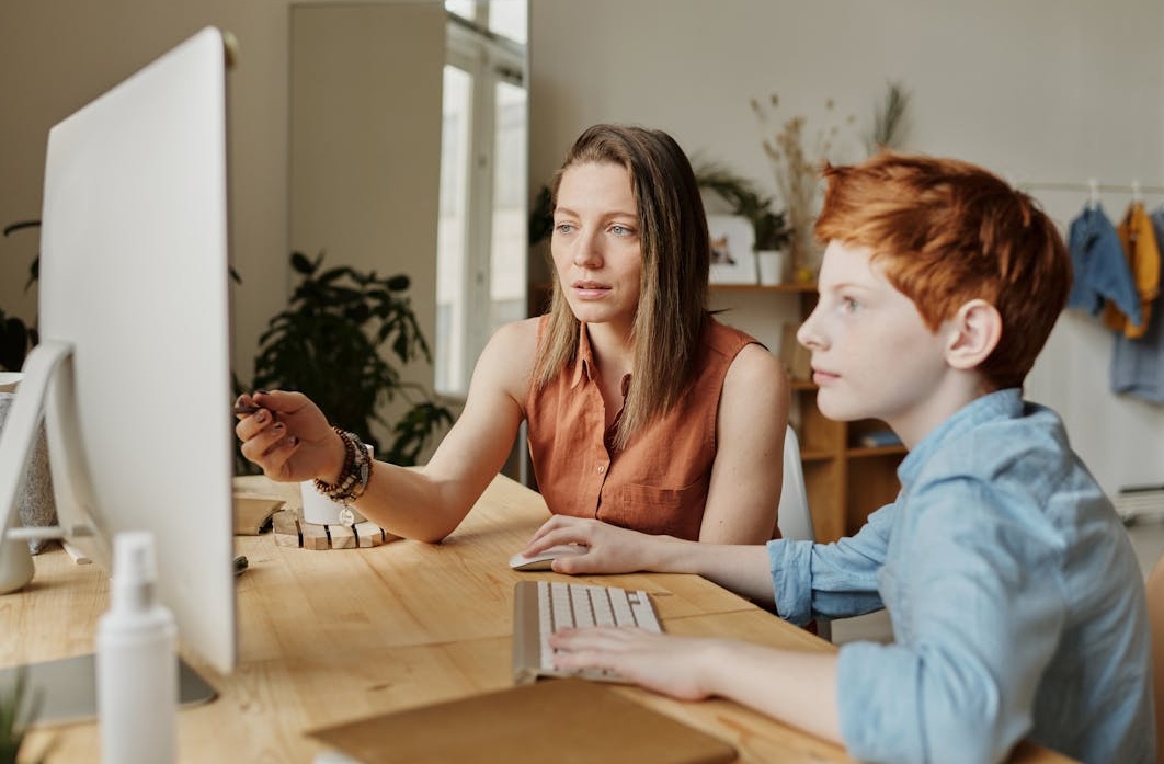 用户在2025年使用手机浏览推特并考虑买点赞