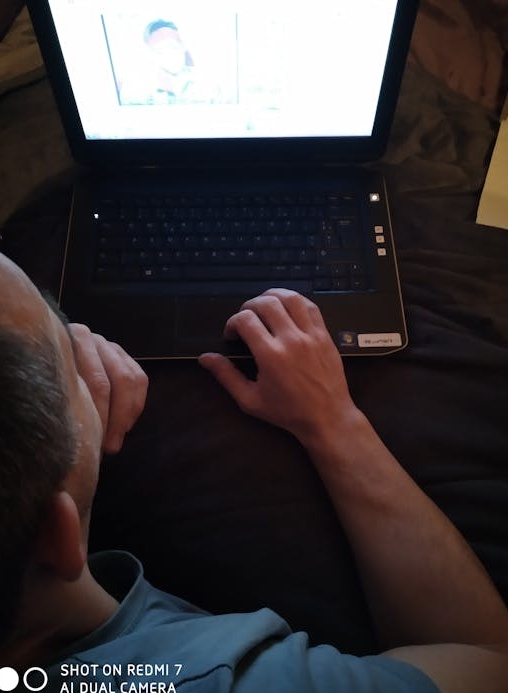 一位年轻创作者在2025年使用手机制作和浏览TikTok内容