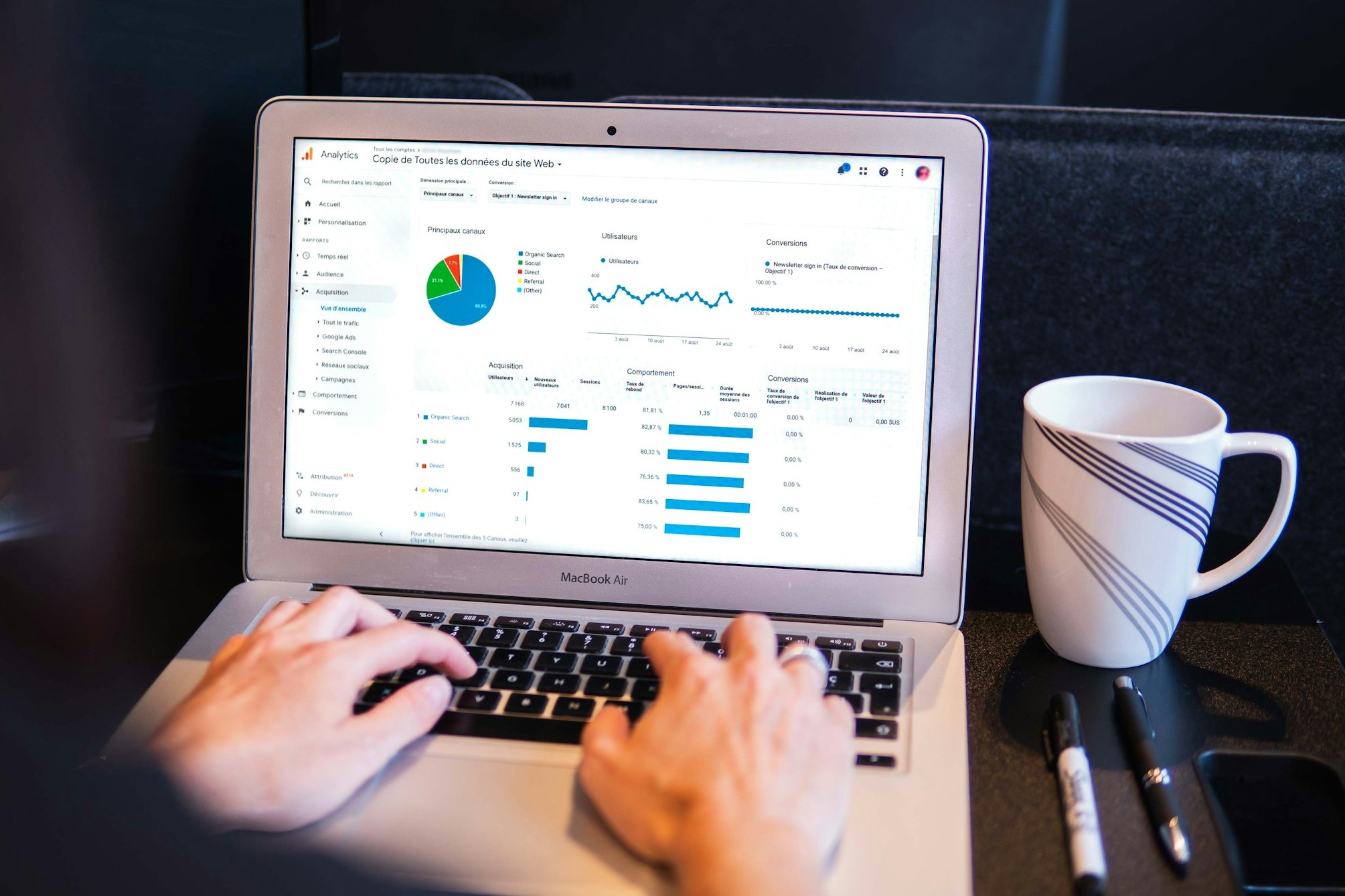 用户在手机上进行安全支付的操作