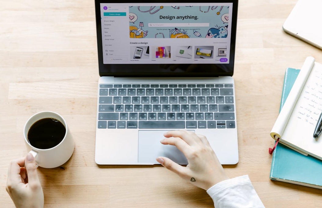 一名用户在2025年使用手机浏览X平台，思考如何提升账户影响力