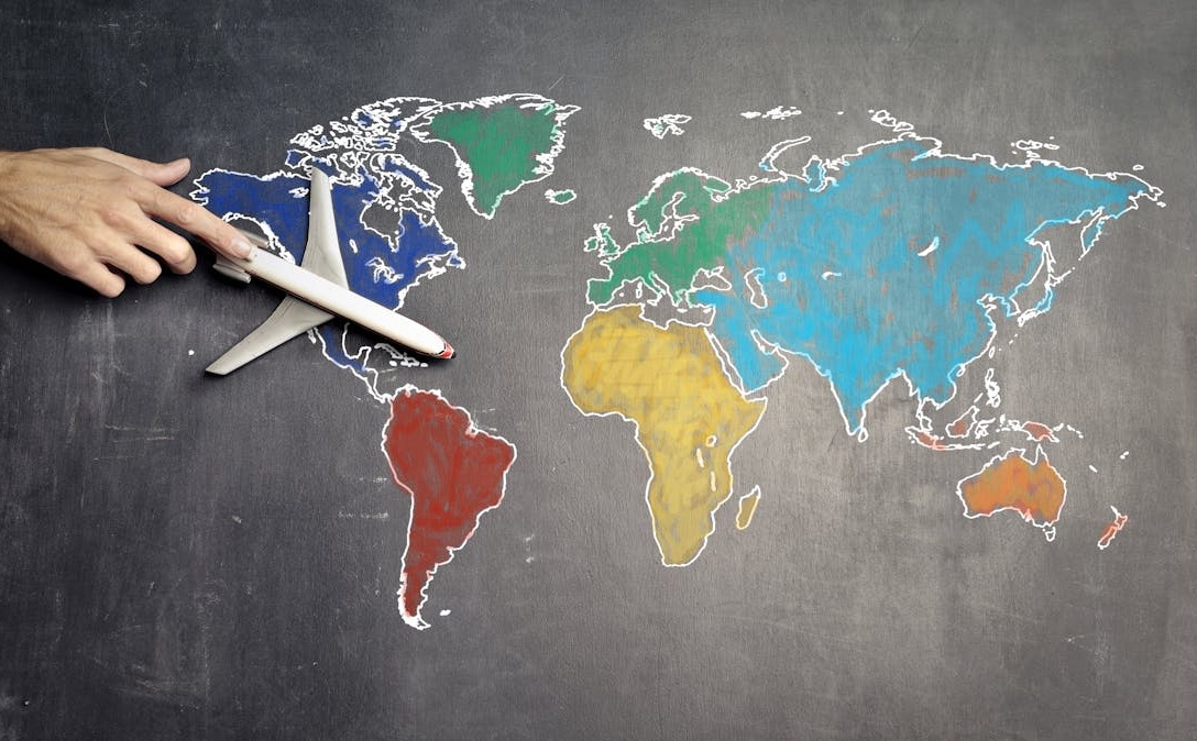 一位女性创作者在布置好的工作室里，开心地对着手机录制TikTok视频