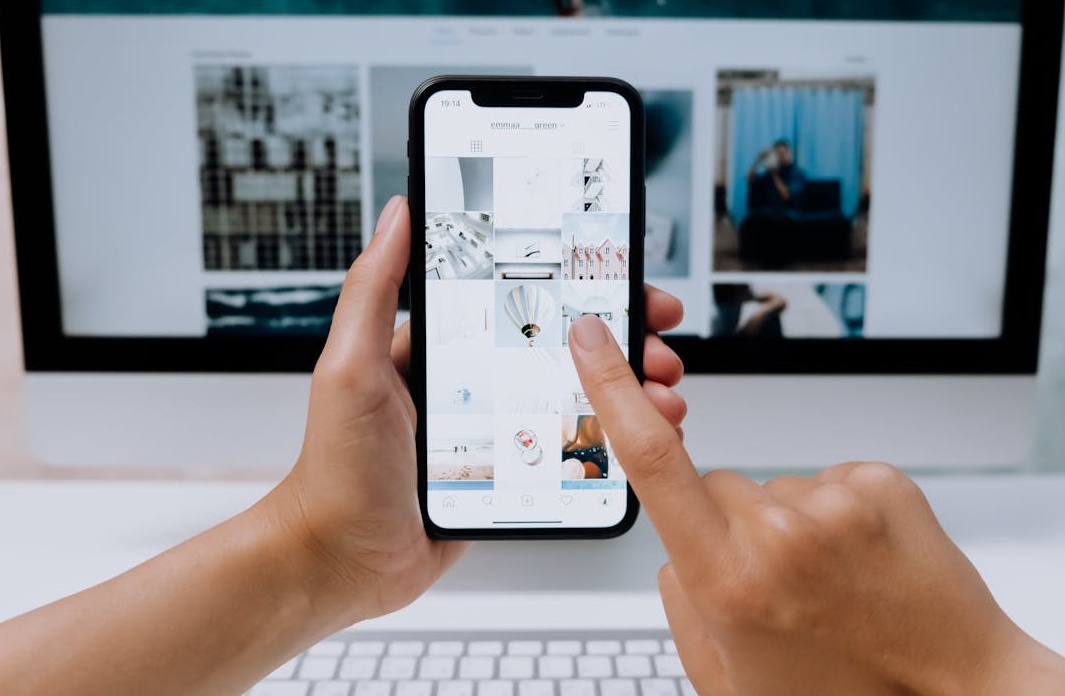 一个人在笔记本电脑上分析社交媒体增长数据图表，显示了浏览量的快速提升