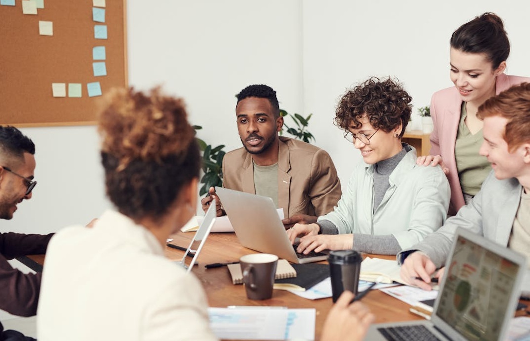 团队协作讨论YouTube频道增长策略