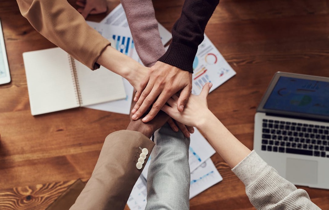 营销团队为Facebook推广成功而庆祝