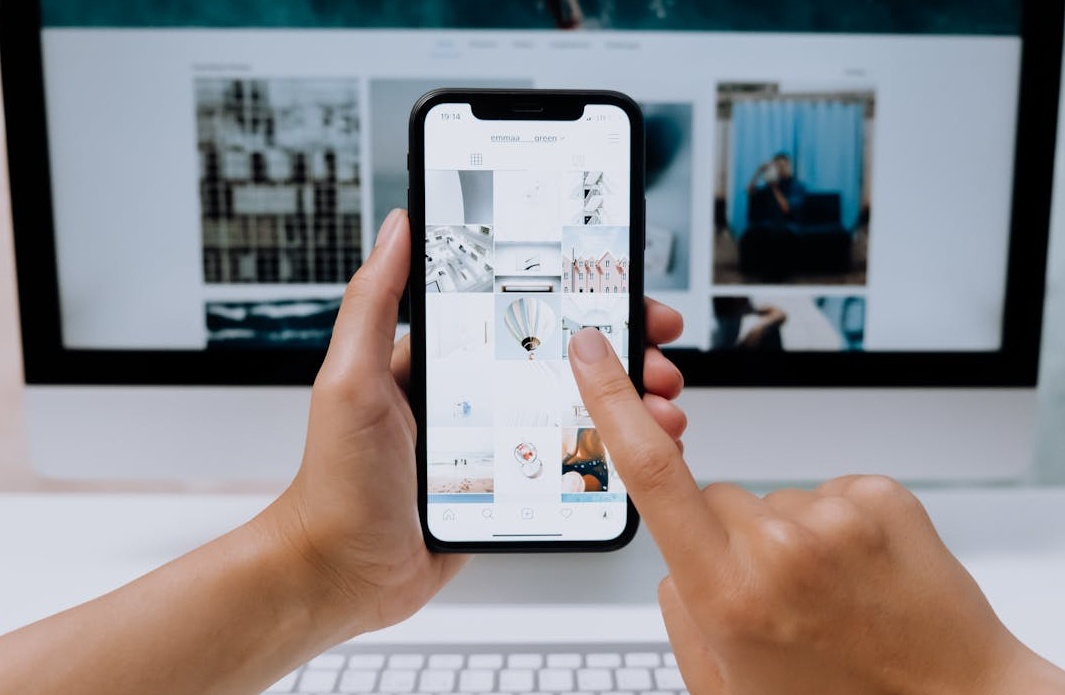 一个显示浏览量和粉丝增长的向上趋势图表